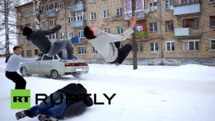 Русская зима- полуголые паркурщики делают сальто в сугробы