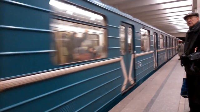 Станция метро Коломенская, Электропоезд 81-717