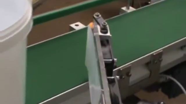 Боковое нанесение этикетки на цилиндрические и конические банки и ведра