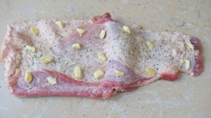 Рулет из свиной грудинки запеченный в духовке