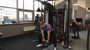 Приседания Плие с гантелей. Какие мышцы работают в упражнении