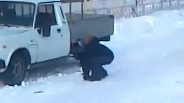 ПАцан разбил стекло бутылкой RUSSIA BEST ACCIDENT смотреть онлайн