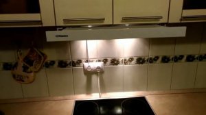Установил варочную поверхность и встроил вытяжку.