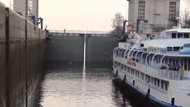 Теплоход К А Тимирязев проходит Городецкий шлюз 27 04 2019г смотреть онлайн