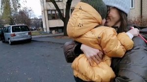 ЖЕНЩИНА С РЕБЁНКОМ НА РУКАХ...Стихи Сергея Островского. Читает Валентина Приставко.