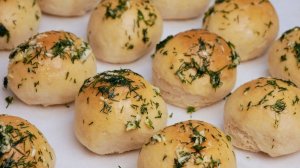 Готовлю днём и ночью. Пампушки к борщу, цыганка готовит.