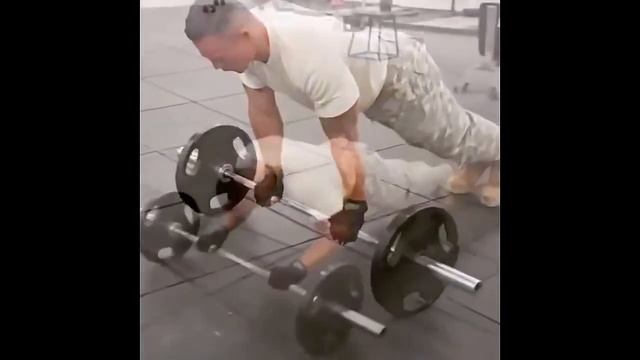 Американский солдат зашел в спортивный зал и показал мастер класс смотреть онлайн