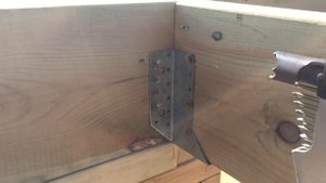 Монтаж балок перекрытия на опоры бруса