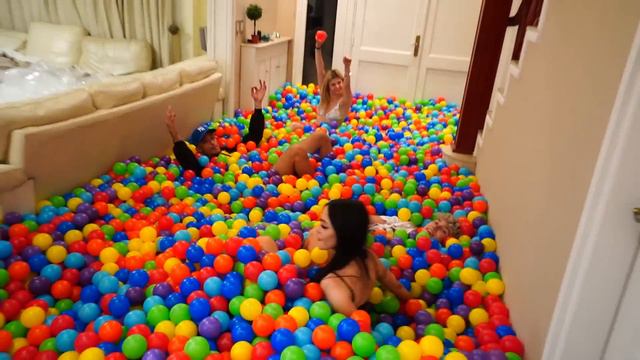 LLENE TODA MI CASA CON 10.000 PELOTAS DE COLORES! смотреть онлайн