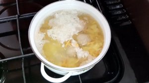 Меню на день. Сливочный суп с фрикадельками, морковный салат с орехами и изюмом