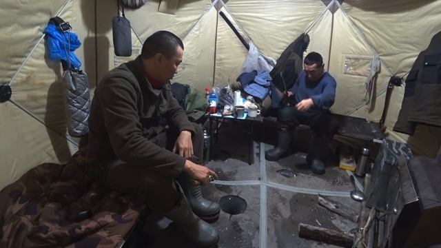 УНИКАЛЬНАЯ РЫБАЛКА! КЛЕВ ТАКОЙ, АЖ ЗАВТРАКАТЬ НЕКОГДА!!!! РЫБАЛКА В ЯКУТИИ