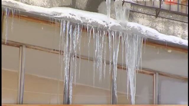 Коммунальщики так активно чистили снег на крыши, что...