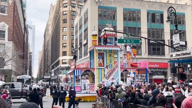 ПАРАД НА ДЕНЬ БЛАГОДАРЕНИЯ В НЬЮ-ЙОРКЕ. ИНДЕЙКА.THANKSGIVING DAY PARADE IN NEW YORK. TURKEY.