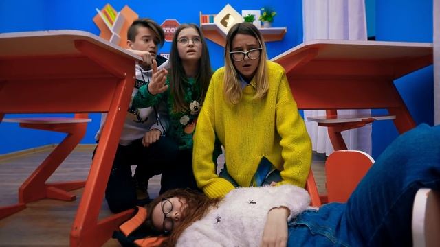 СРОЧНО ВРАЧА!!! МАША УПАЛА В ОБМОРОК ПРЯМО НА УРОКЕ!!! смотреть онлайн