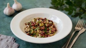 Салат с фасолью и луком пореем