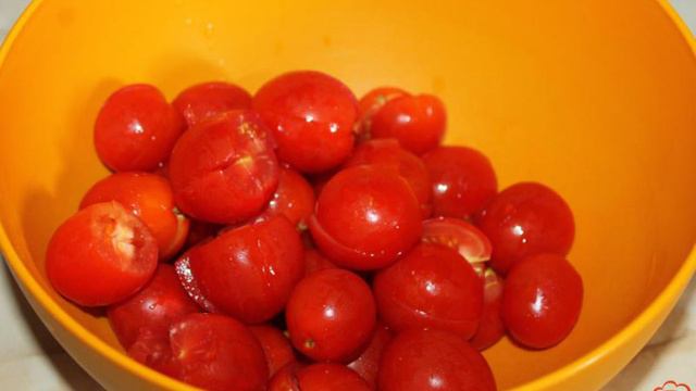 Салат из помидоров черри зелени и чеснока