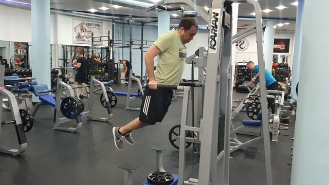 Первые отжимания на брусьях от Равиля смотреть онлайн