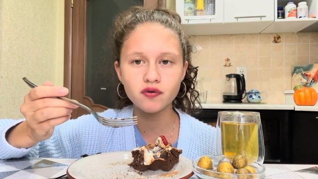 МУКБАНГ | ШОКОЛАДНЫЙ БРАУНИ ? (с секретиком ?) | ШКОЛА, осень #mukbang #chocolate смотреть онлайн