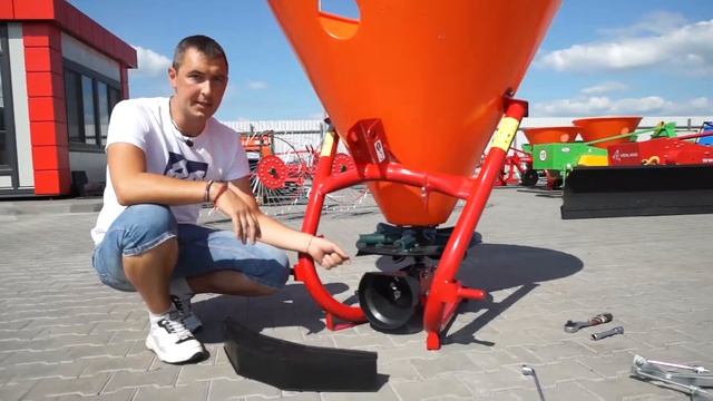 Разбрасыватель минеральных удобрений Dexwal L300T и Dexwal L500T. Сборка.