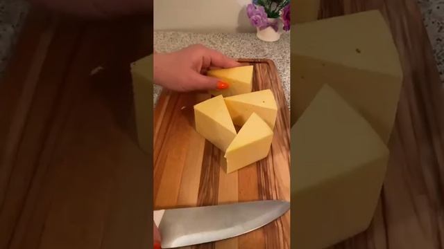 Красивая подача, нарезаем сыр треугольниками ?