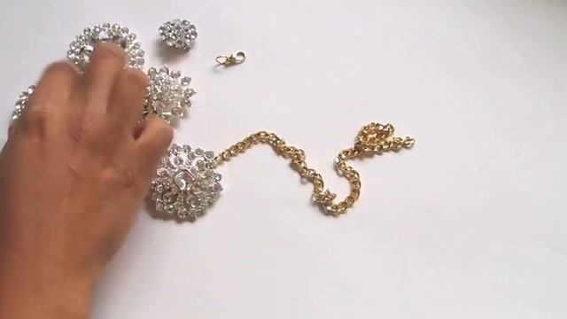 GLITTER 'N GLUE: DIY Brooch Statement Necklace смотреть онлайн