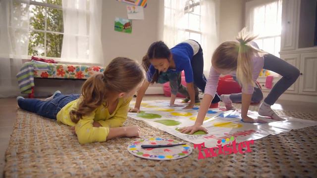 'Twister' - Hasbro Gaming смотреть онлайн