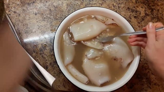 Как почистить кальмары легко и быстро