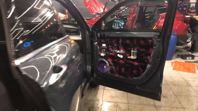 Geely Tugella. Звук теряет свою глубину и полноту, проблему решает правильная шумоизоляция 4х двере