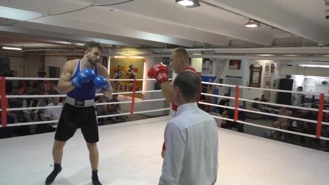 Боксер-Бодибилдер 120кг против Боксера 110 кг. смотреть онлайн