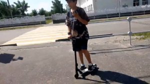Как научиться запрыгивать на бордюры на трюковом самокате.