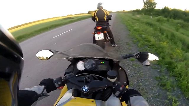 BMW K1200S vs Yamaha FZ1.