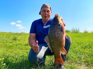 ОГРОМНЫЙ КАРАСЬ В ДЕБРЯХ КАМЫША! рыбалка с лодки на поплавок 2.mp4