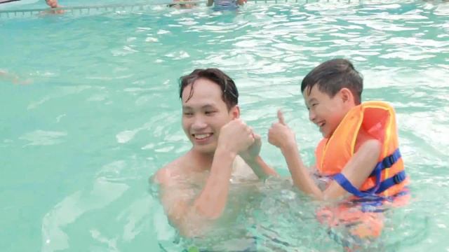 Kids Pretend Learn Swimming Backstroke & Kids go to Pool Survival Swim Skills смотреть онлайн