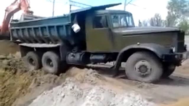 Extreme Machines, Два экскаватора вытягивают Краз, エクス
