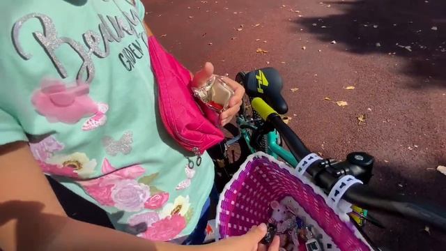 Новый Велосипед. Розовая корзинка. Что в неё положит Виктория . смотреть онлайн