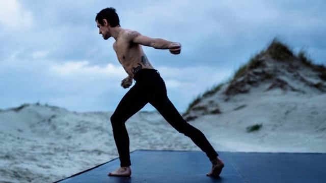 Сергей Полунин станцевал на осеннем пляже под Depeche Mode. смотреть онлайн