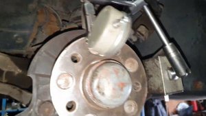 Мерседес,устраняем биение при торможении.