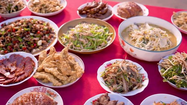 【超小厨】杨家山提前过年夜饭！鸡鸭鱼肉招待客人，开开心心就是年！ смотреть онлайн