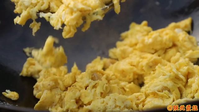 【陕北霞姐】霞姐上山买2只母鹅，老板送1盆大鹅蛋，用木耳豆芽爆炒一锅，鲜香味美超下饭！ смотреть онлайн