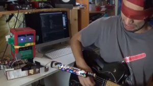 Робот учит играть на гитаре, стимулируя неудачников электрошокером