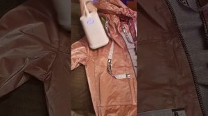 Kitfort#Ручной отпариватель Kitfort#КТ-9101-2 бело-салатовый#Отпариваем куртку