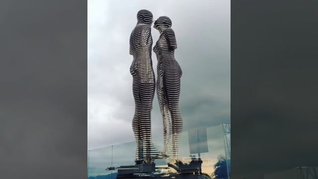 Целующаяся статуя " Али и Нино" смотреть онлайн