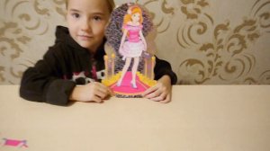 Алиса наряжает бумажную куклу