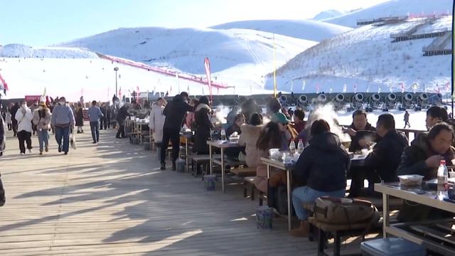 В заснеженном Налати, Синьцзян, туристы пробуют хого (китайский самовар) смотреть онлайн