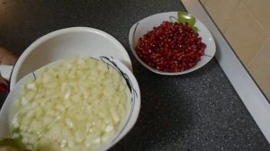 САЛАТ ИЗ ГРАНАТОВЫХ ЗЕРЕН  И  ЛУКА