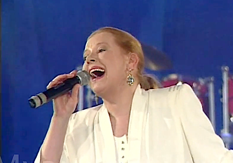 Почему же, Людмила Сенчина была лучшей исполнительницей песни про хрустальный башмачок?