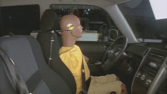 2006 Scion xB side IIHS crash test смотреть онлайн