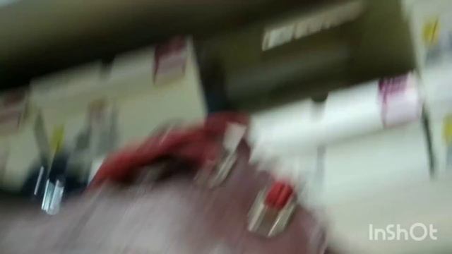 Магазин Кари полно осенней обуви.