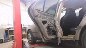 Как заменить стеклоподъемник Mercedes W202, как снять дверную карту, обшивку двери. Мерседес.