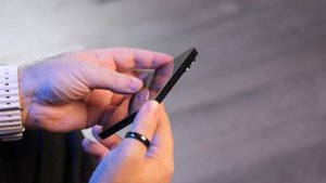 Погнули и постирали iPhone 15 Pro Max - проверка мифов!